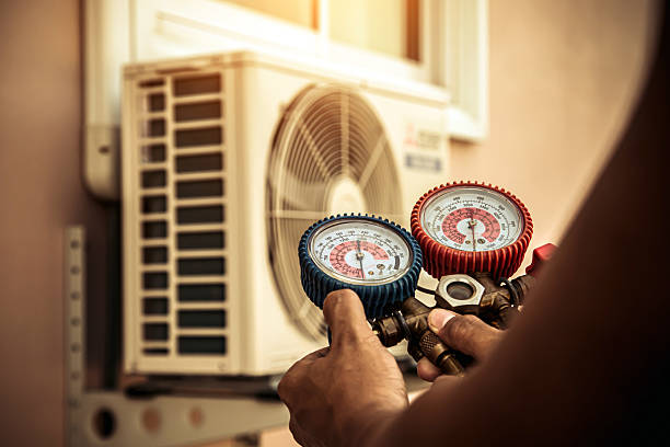 Professional Hvac technician working in Caseyville, IL